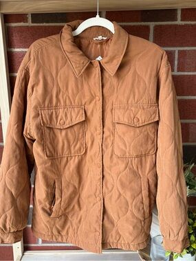 Jodifl Quilted Puffer Shacket
Jacket Women's Medium Brown Snap Front Pockets‎